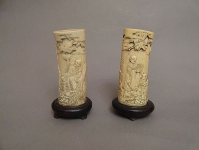 JAPON Paire de vases cylindriques en ivoire sculpté de scènes représentant des ermites...