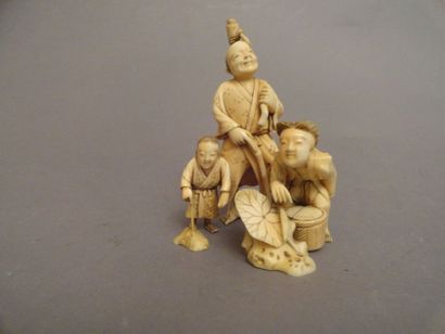 JAPON Okimono en ivoire sculpté représentant un groupe de trois personnages rentrant...