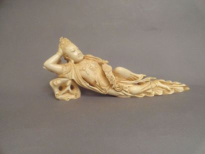 JAPON Okimono en ivoire représentant une déesse Guanyin allongée contre une souche...