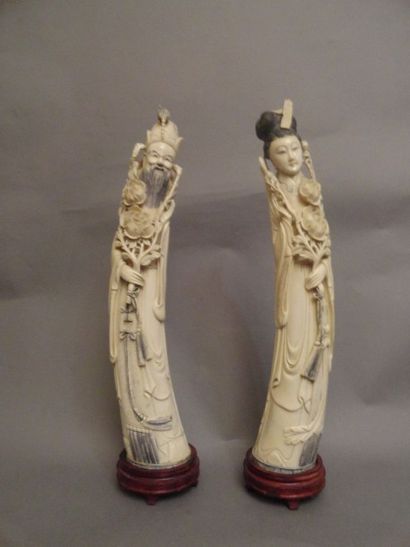 JAPON Paire de grandes figurines en ivoire sculpté représentant deux personnages...