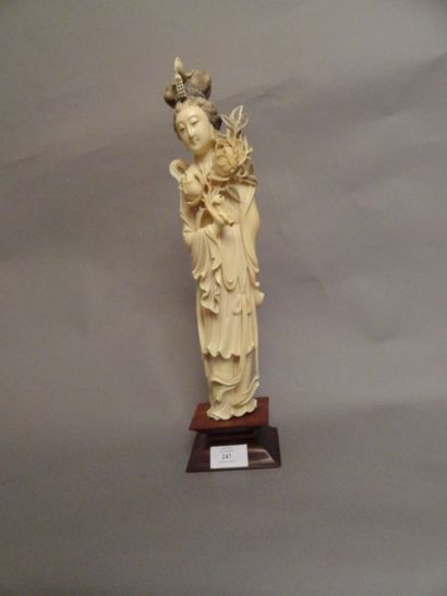 JAPON Grande figurine en ivoire sculpté représentant une élégante tenant une branche...