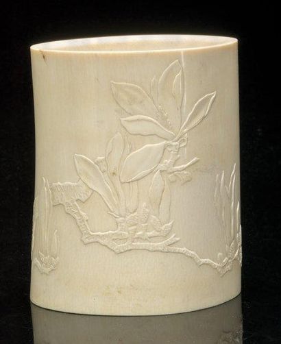 CHINE Beau porte-pinceau cylindrique en ivoire sculpté d'une branche de fleurs de...