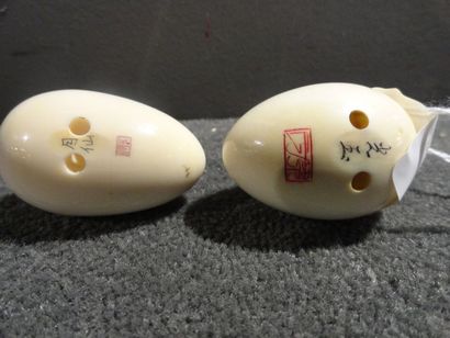 JAPON Deux netsuke en ivoire sculpté figurant des poussins dans des oeufs. Signés...