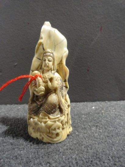 JAPON Netsuke représentant un Buddha avec un dragon et une feuille de nénuphar
