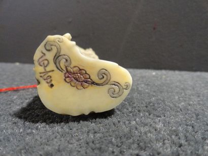 JAPON Netsuke représentant un Buddha avec un dragon et une feuille de nénuphar