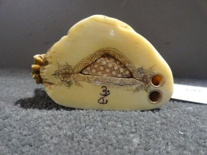 JAPON Netsuke représentant un navire de pécheur attaqués par un crabe