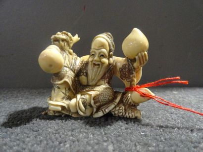 JAPON Netsuke représentant un sage sur une tortue tenant une pêche de longévité