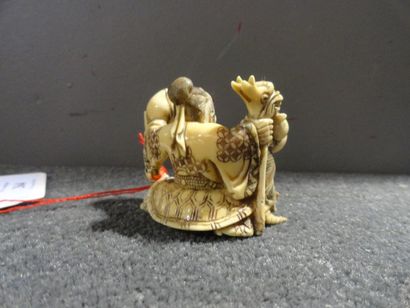 JAPON Netsuke représentant un sage sur une tortue tenant une pêche de longévité