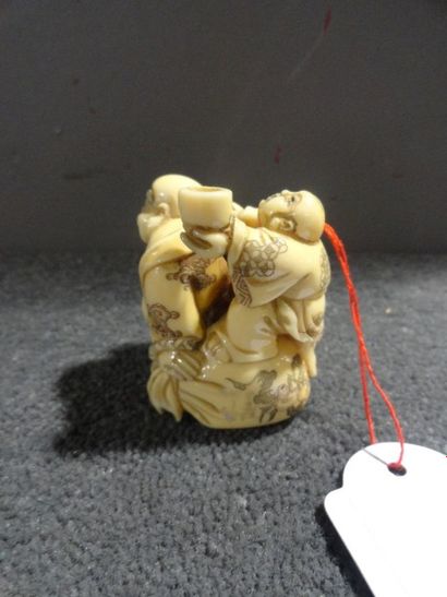 JAPON Netsuke représentant une Bouddha tenant un sac avec un enfant