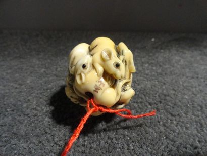 JAPON Netsuke représentant une boule de souris