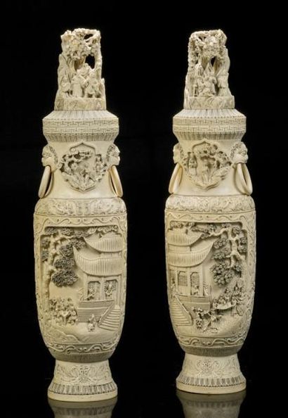 CHINE Paire de vases couverts de forme balustre en ivoire sculpté à deux anses formées...