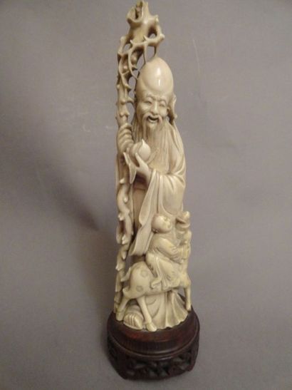 CHINE groupe en ivoire sculpté représentant Shoulao tenant son bâton et une pêche...