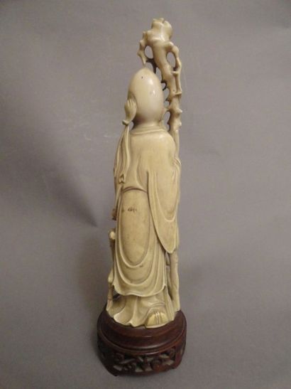 CHINE groupe en ivoire sculpté représentant Shoulao tenant son bâton et une pêche...