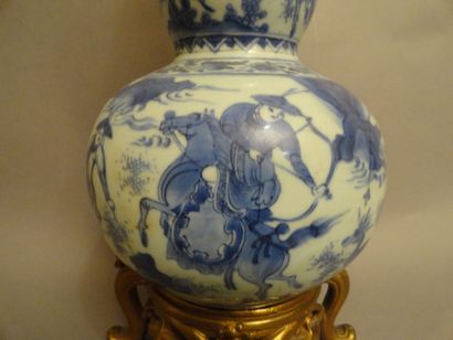 CHINE Vase double gourde décorée en bleu sous couverte de scènes animée de cavaliers...