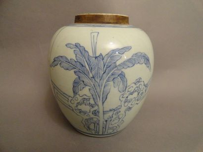 CHINE Pot à gingembre ovoïde en porcelaine décorée en bleue sous couverte de lettrés...
