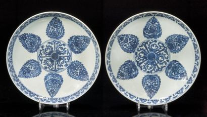 CHINE Paire de plats ronds décorés en bleu sous couverte de fleurs stylisées imitant...