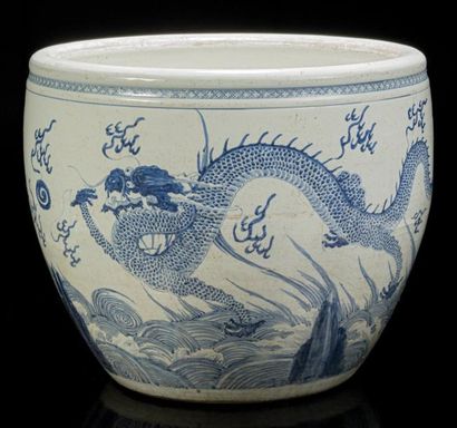 CHINE Bel aquarium en porcelaine à décor en bleu sous couverte d'un dragon sur des...