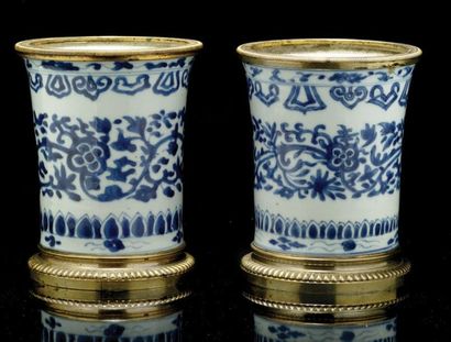 CHINE Paire de vases cylindriques décorés en bleu sous couverte de fleurs et de rinceaux....