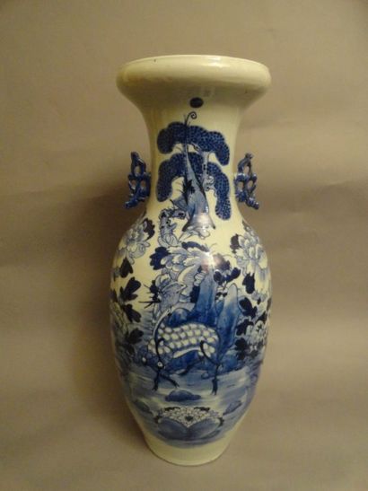 CHINE Vase de forme balustre décoré en bleu sous couverte d'un daim et d'un oiseau...
