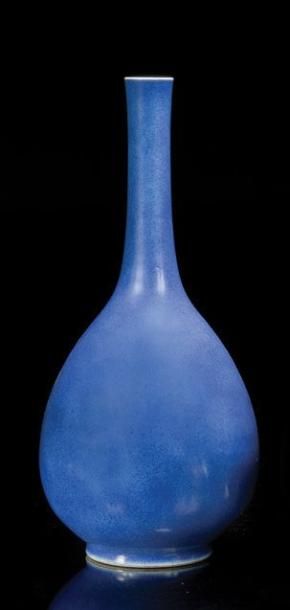 CHINE Vase bouteille à fond bleu poudré dans le style Kangxi. Haut.: 45 cm