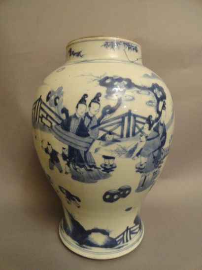 CHINE Vase de forme balustre décoré en bleu sous couverte de femmes et d'enfants...