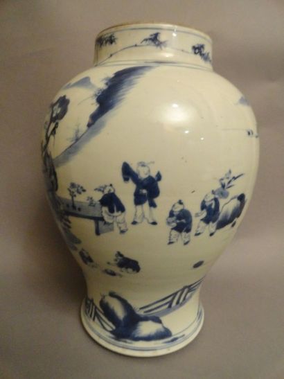 CHINE Vase de forme balustre décoré en bleu sous couverte de femmes et d'enfants...