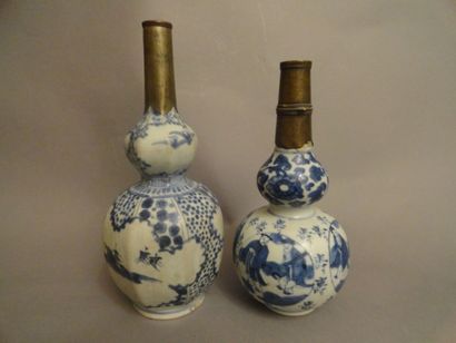 CHINE et JAPON (pour le marché perse) Deux vases double gourde décorés en bleu sous...