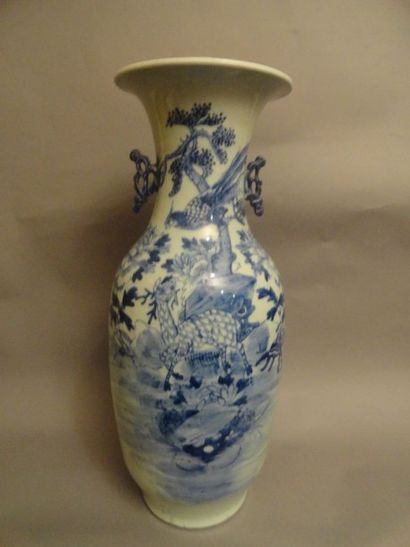 CHINE Vase de forme balustre décoré en bleu sous couverte d'un daim et d'un faisan...