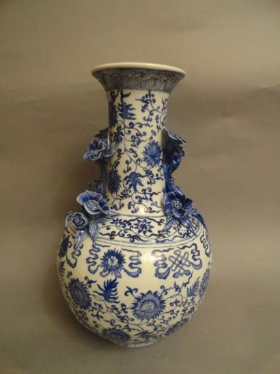 CHINE Vase bouteille décoré en bleu sous couverte de rinceaux et symboles et rehaussé...