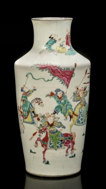 CHINE Vase balustre décoré en émaux de la famille rose de cavaliers et hommes en...
