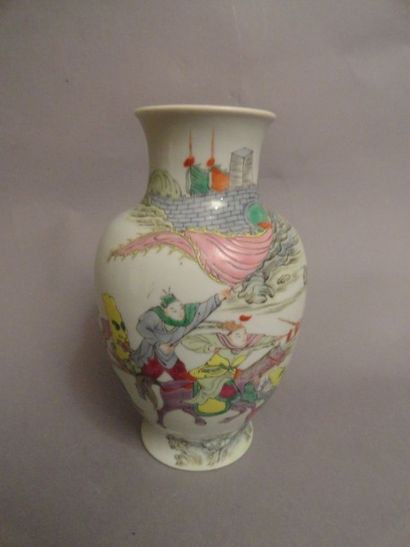 CHINE Petit vase balustre à décoré en émaux de la famille rose de guerriers et de...