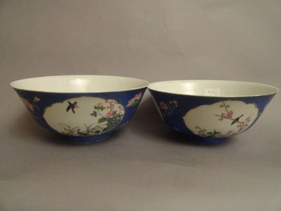 CHINE Paire de bols circulaires en porcelaine à décor sur la paroi extérieure en...