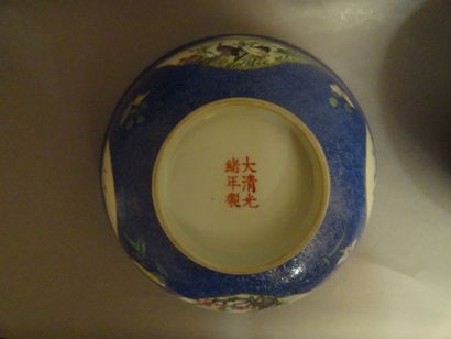 CHINE Paire de bols circulaires en porcelaine à décor sur la paroi extérieure en...