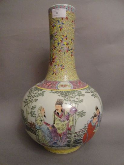 CHINE Vase bouteille décoré en émaux de la famille rose d'Immortels dans un jardin...