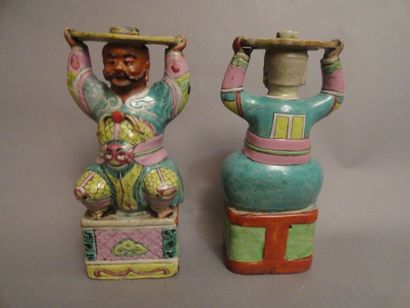 CHINE Paire de figurines représentant des personnages porte-bâtons d'encens. Début...