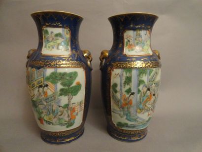 CHINE (Canton) Paire de vases balustre décorés en polychromie de scènes de cour dans...