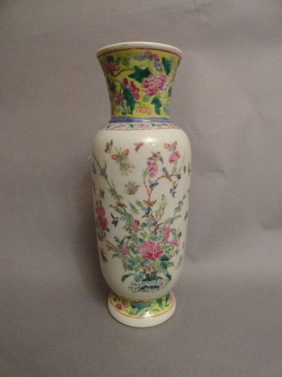 CHINE Vase de forme balustre décorée en émaux de Canton de fleurs, d'oiseaux et de...