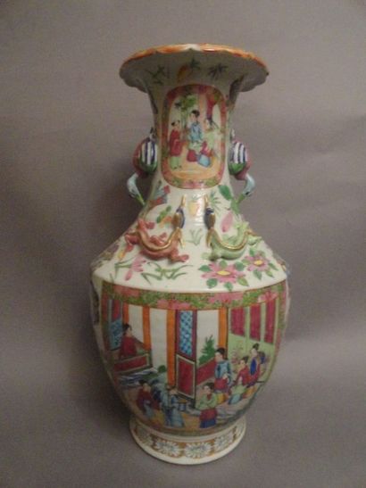 CHINE(Canton) Vase balustre décoré en émaux de la famille rose de scènes de palais...
