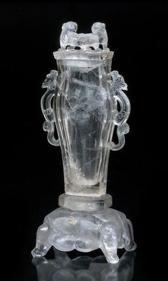 CHINE Vase couvert à pans coupés en cristal de roche taillé reposant sur une base...