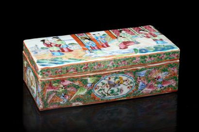 CHINE (Canton) Boîte écritoire rectangulaire couverte en porcelaine de Canton à décor...