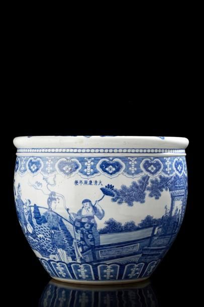 CHINE Vasque circulaire à poisson décoré en bleu sous couverte de personnages près...