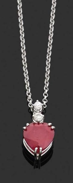 null Pendentif en or gris serti de deux diamants de taille brillant retenant un rubis...