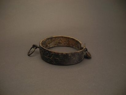 null Collier de chien en cuir à décor cousu Début du XIXème siècle