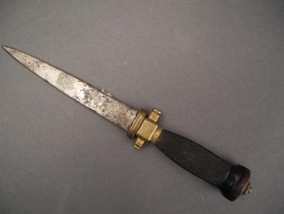 null Petite dague, lame acier, manche en bois, garniture en laiton XIXème siècle...