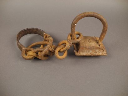 null Entrave à cadenas de prisonnier en fer forgé Fermeture par noeud de chaîne XVII-XVIIIème...