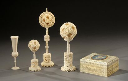 null Boule de Canton en ivoire finement sculpté composée de plusieurs sphères mobiles,...