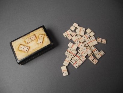 null Jeu de domino miniatures en os Boîte en bois dont le couvercle est orné d'une...