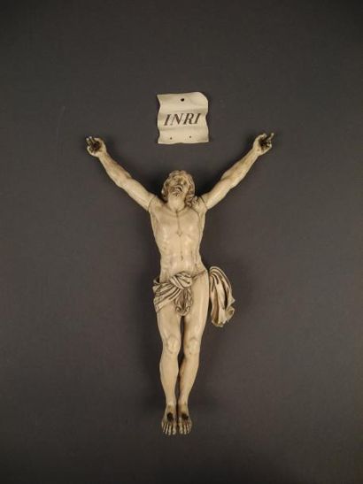 null Christ en ivoire sculpté - XVIIIème s. Avec la plaque INRI H: 26 cm (accidents...