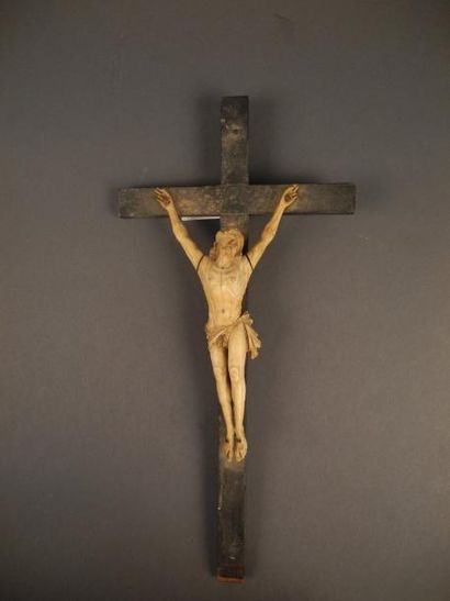 null Crucifix en ivoire H total: 36,5 cm