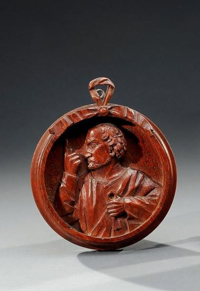 null St Pierre Sujet sculpté en ronde bosse dans un médaillon en chêne XVIIIème siècle...